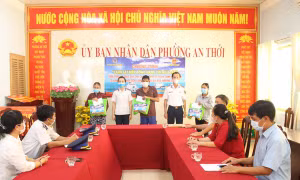 Cảnh sát biển trao 100 suất quà trị giá 100 triệu đồng cho gia đình có hoàn cảnh khó khăn