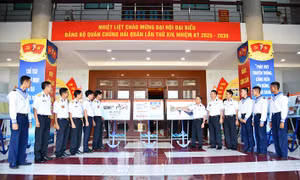 Trưng bày ảnh ‘Tự hào người chiến sĩ Hải quân’