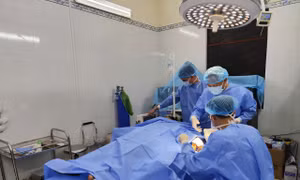 Bệnh xá đảo Nam Yết cấp cứu ngư dân bị cuốn tay vào máy xay đá