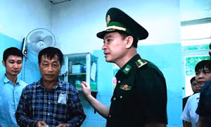 Bộ đội Biên phòng thăm hỏi, động viên các nạn nhân vụ sạt lở đất tại xã Sì Lờ Lầu (Lai Châu)