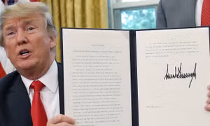 Tổng thống Trump ký tên lên đầu trang Tuyên bố D-Day thay vì cuối trang