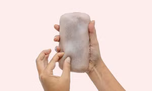 Ốp điện thoại giống hệt da người, phản ứng khi bị cù, cấu véo