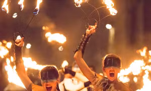 40.000 người tưng bừng rước đuốc trong lễ hội lửa Hogmanay ở Scotland