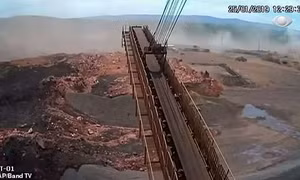 Khoảnh khắc vỡ đập kinh hoàng ở Brazil khiến 115 người chết