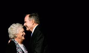 Vợ chồng cố Tổng thống Mỹ George H. W. Bush và mối tình lãng mạn 73 năm