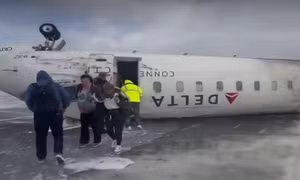 Video hành khách thoát khỏi chiếc máy bay bị lật ngửa ở Canada