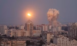 Video rocket Nga lao vào thủ đô của Ukraine trong vụ tấn công lớn nhất từ trước đến nay