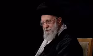 Video Lãnh tụ tối cao Iran lần đầu xuất hiện công khai sau cuộc chiến với Israel