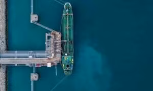 Các công ty chở dầu chạy đua vận chuyển dầu Nga trước khi lệnh cấm của EU có hiệu lực