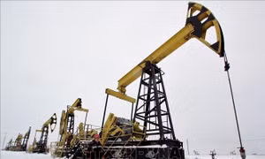 Doanh thu từ dầu khí của Nga lao dốc khi trừng phạt gia tăng và giá dầu giảm sâu