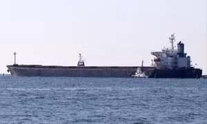 Tàu hàng chở ngô từ Ukraine đến Trung Quốc bị mắc cạn ở kênh đào Suez