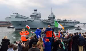 Hàng nghìn người tiễn tàu sân bay HMS Queen Elizabeth lên đường sang châu Á