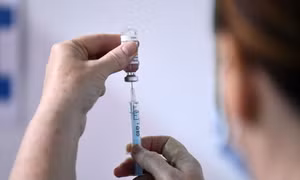 Giữa nghi vấn gây huyết khối, AstraZeneca đổi tên vaccine COVID-19