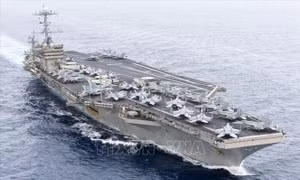 Tàu sân bay bẻ lái tránh hỏa lực của Houthi, máy bay trên boong trượt xuống Biển Đỏ