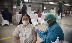 COVID-19 tại ASEAN hết 25/2: Campuchia có 65 ca mắc mới; Nhiều nước bắt đầu tiêm chủng