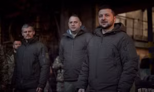 Tổng thống Ukraine bất ngờ tới thăm binh sỹ ở tuyến đầu Bakhmut
