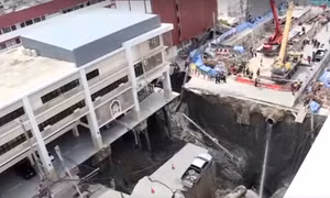 Video hố sụt sâu tới 50m ở Thái Lan, nuốt chửng cột điện, ô tô