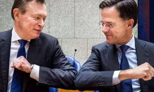'Bắt chân', 'bắt khuỷu tay': Các kiểu chào độc đáo tránh lây lan virus SARS-CoV-2