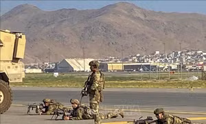 Hai nghị sĩ Mỹ bất ngờ xuất hiện ở sân bay Kabul