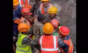 Khoảnh khắc công nhân Nepal được đưa ra khỏi đường hầm ngập nước sau 9 ngày mắc kẹt