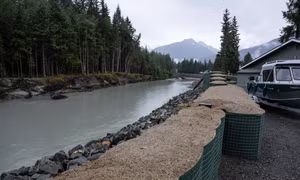 Rào chắn bao cát ở Alaska chặn lũ kỷ lục, cứu hàng trăm ngôi nhà
