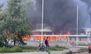 Video trung tâm mua sắm ở Donetsk bốc cháy dữ dội sau cuộc tấn công của Ukraine