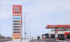Ukraine tấn công các nhà máy lọc dầu khiến giá xăng ở Nga lên cao kỷ lục