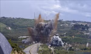 Video Israel không kích cây cầu ở Liban, ngăn Hezbollah đưa quân về miền Nam