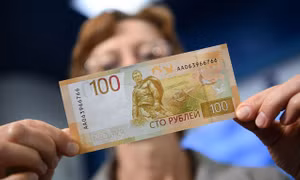 Cây ATM ở Nga không thể nhận diện đồng 100 ruble mới
