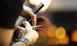 Hiệu cắt tóc Ireland bị cấm tới tháng 7, khách trả 5 triệu đồng cho một lần cắt chui