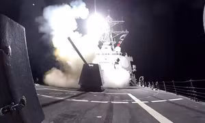 Một ngày sau khi tấn công ở Iraq và Syria, Mỹ tiếp tục không kích ồ ạt Houthi ở Yemen