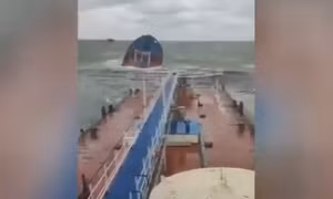 Video tàu chở dầu Nga vỡ đôi trong cơn bão ở eo biển Kerch, dầu tràn ra biển
