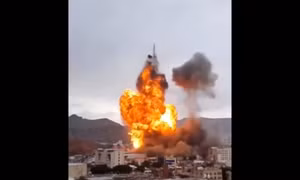 Video Israel không kích mục tiêu của lực lượng Houthi gây nổ lớn ở Yemen