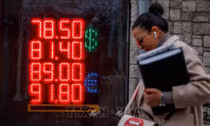 Người Nga săn tìm euro, đô la Mỹ trên chợ đen