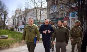 Nhiều tháng sau khi Nga rút quân, Tổng thống Ukraine tới tiền tuyến ở Kherson