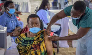 Tin bác sĩ, 800 người Uganda bị lừa tiêm vaccine COVID-19 giả