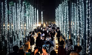Chống COVID-19 thành công, dân Vũ Hán đổ ra đường đón Halloween