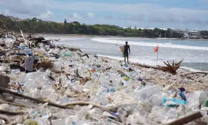 Kinh hãi bãi biển Bali ngập rác, có ngày 60 tấn dạt vào bờ