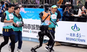 Robot chạy thi với người trong cuộc thi đầu tiên trên thế giới, bị bỏ xa hàng kilomet