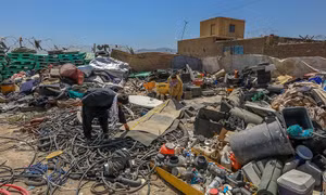 Căn cứ tổng hành dinh của Mỹ ở Afghanistan hoang tàn, người dân tràn vào hôi của