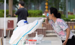 COVID-19 trên thế giới tuần qua: Mỹ duyệt vaccine cho trẻ từ 6 tháng tuổi; Bắc Kinh có ổ dịch mới