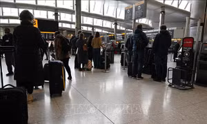 Quá tải hành khách, sân bay Heathrow của Anh yêu cầu ngừng bán vé đến hết hè