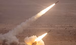 Đằng sau việc hệ thống tên lửa HIMARS Mỹ cung cấp cho Ukraine không thể bắn quá 80km