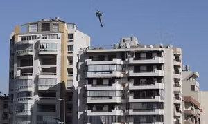 Ảnh chụp cận cảnh quả bom của Israel trước khi lao vào tòa nhà ở Beirut