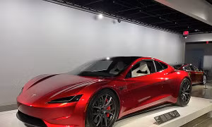 Siêu xe điện mui trần Tesla gắn 10 động cơ đẩy rocket, vọt lên 96km/h trong 1,1 giây