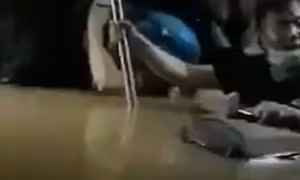 Video gây sốc hành khách mắc kẹt trong tàu điện ngầm nước ngập tới vai