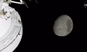 Khoảnh khắc nghẹn ngào của các phi hành gia Artemis II khi phá kỷ lục của Apollo 13