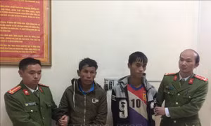 Bắt quả tang hai đối tượng mua bán 2 bánh heroin