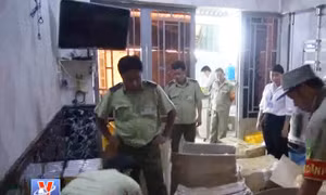 Phát hiện cơ sở sản xuất hàng ngàn sản phẩm mỹ phẩm giả
