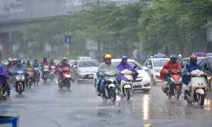 Cảnh báo mưa dông kèm lốc sét, mưa đá tại Hà Nội